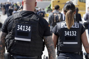 Κολωνία: Η στιγμή της έκρηξης έξω από μπαρ – Η κάμερα κατέγραψε και τον κουκουλοφόρο που άφησε τον μηχανισμό