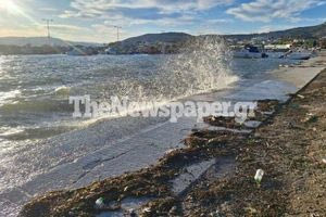 Βόλος: Η θάλασσα βγήκε στη στεριά στην Αγριά – Τα κύματα «σκέπασαν» το παραλιακό μέτωπο