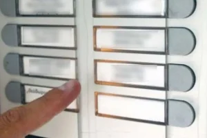 “Ανοίξτε, είμαστε από τη ΔΕΗ”: Απατεώνες αποπειράθηκαν να αφαιρέσουν πολύτιμα αντικείμενα από το σπίτι μιας 84χρονης