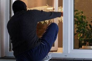 Θεσσαλονίκη: 38χρονος προσπάθησε να εισβάλει με μαχαίρι στο σπίτι της πρώην του