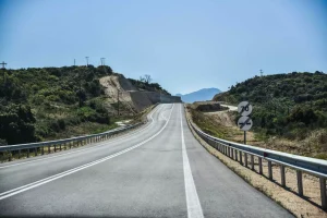 Δεκάχρονος μαθητής οδηγεί αυτοκίνητο και μηχανή: Οι εικόνες που έγιναν viral