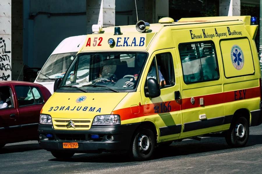 Τραγωδία στη Λεωφόρο Αθηνών: Ασθενοφόρο του ΕΚΑΒ παραβίασε το κόκκινο φανάρι και σκότωσε μοτοσικλετιστή