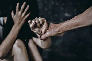 Εξύβρισε την σύζυγο του και έκαψε αντικείμενα του παιδιού του στην αυλή του σπιτιού!