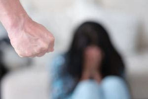 Χανιά: Έδειρε την πρώην γυναίκα του έξω από το δημαρχείο Αποκορώνου