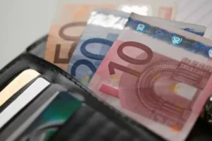 Τι αλλάζει από τον Ιανουάριο στα προνοιακά επιδόματα – Πώς θα καθοριστούν τα νέα ποσά