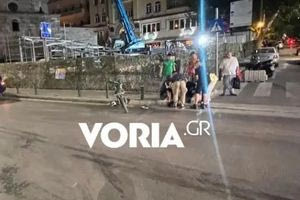 Σοβαρό τροχαίο στη Θεσσαλονίκη – Αυτοκίνητο παρέσυρε μηχανή που επέβαινε ζευγάρι