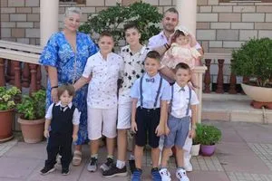 Οικογένεια με 6 παιδιά εγκατέλειψε τη Γερμανία και μετακόμισε σε χωριό της Ευρυτανίας για να «ξαναζωντανέψει» το μέρος