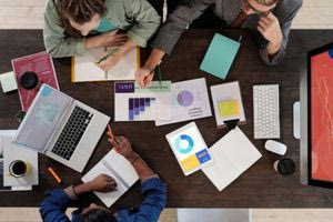 Gaslighting: Tα δύο σημάδια που δείχνουν ότι το περνάτε κι εσείς στη δουλειά