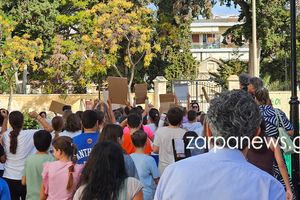 Στα Χανιά κάτοικοι και μαθητές βγήκαν στον δρόμο για την αφαίρεση κεραίας κινητής τηλεφωνίας