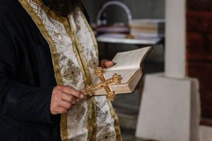 Βόρεια Ελλάδα: Ποινή αργίας και απαγόρευση τέλεσης ιεροπραξιών στον ιερέα που ντυνόταν γυναίκα