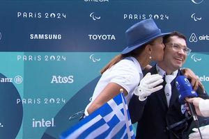 “Λύγισε” μετά το φιλί της προπονήτριάς του ο Μιχάλης Καλαράκης