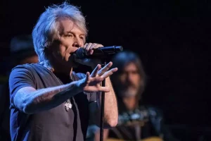 ΗΠΑ: Ο Τζον Μπον Τζόβι έσωσε γυναίκα που ετοιμαζόταν να πηδήξει από γέφυρα στα γυρίσματα του νέου βίντεο κλιπ του