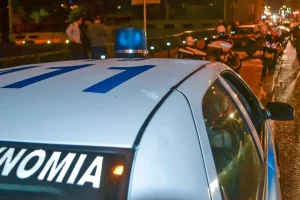 Περιπολικό κόρναρε για να φύγει παράνομα παρκαρισμένο ΙΧ: «Δεν σας κατάλαβα, δοκίμαζα το κραγιόν», είπε η οδηγός