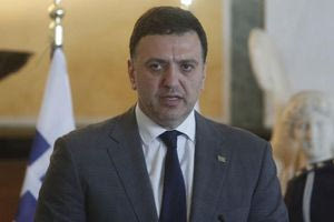 Βασίλης Κικίλιας: Υπογραφή σύμβασης 414 νέων πυροσβεστικών οχημάτων