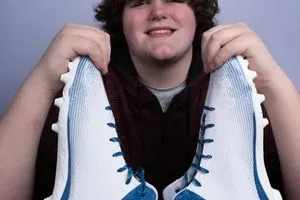 ΗΠΑ: Αυτός είναι ο 16χρονος με τα μεγαλύτερα χέρια και πόδια στον κόσμο