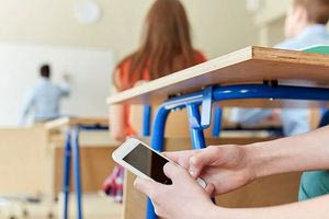 Σχολεία: Αποβολή ως και τρεις ημέρες σε όποιον μαθητή χρησιμοποιεί κινητό στην τάξη