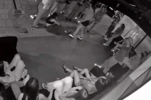 Ξυλοδαρμός 14χρονης στη Γλυφάδα: Παρέμβαση της Δίωξης Ηλεκτρονικού Εγκλήματος για τα βίντεο μίσους