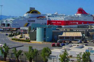 Γεμάτα αεροπλάνα  και πλοία με κενά