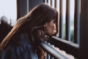 Τα lockdown «γέρασαν» πρόωρα τον εφηβικό εγκέφαλο