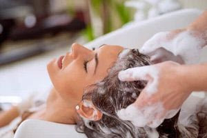 «Λούσιμο με νερό για υγιή μαλλιά»: Κάνει θραύση στο TikTok η νέα τάση των νέων