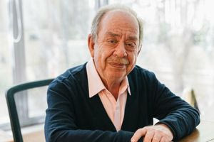 Ο Ηλίας Μαμαλάκης σε ένα σπάνιο μήνυμα για το πρόβλημα υγείας του: “Περπατάω με Πι”