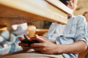 Πάτρα: Νέες αποβολές για την χρήση κινητού