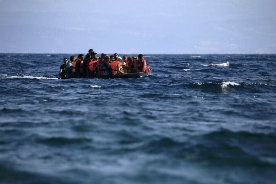 Χίος: Καταδίωξη διακινητή μεταναστών και διάσωση 21 ανθρώπων