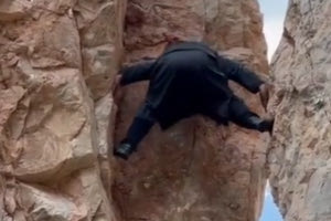 Viral το βίντεο με μοναχό ο οποίος σκαρφαλώνει σε απόκρημνα βράχια στο Άγιο Όρος