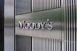 Moody’s: Πώς βαθμολογεί θεσμούς και τράπεζες στην Ελλάδα – «Καμπανάκι» για δημογραφικό