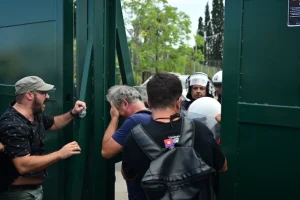 Έπεσαν χημικά στη συγκέντρωση εκπαιδευτικών γονέων στο υπουργείο Παιδείας