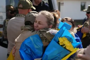 Ρωσία και Ουκρανία αντάλλαξαν 206 αιχμαλώτους: Συγκινητικές εικόνες από την επανένωση οικογενειών