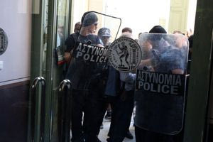 ΕΛ.ΑΣ.: Έγιναν 22 προσαγωγές μετά την ένταση σε εκδήλωση στο Πολυτεχνείο