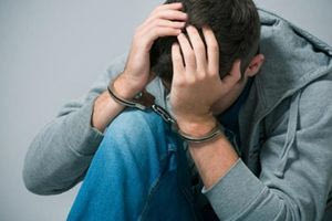 Πειραιάς: Ανήλικος αφαίρεσε με τη βία αλυσίδα λαιμού και σταυρό από ηλικιωμένη