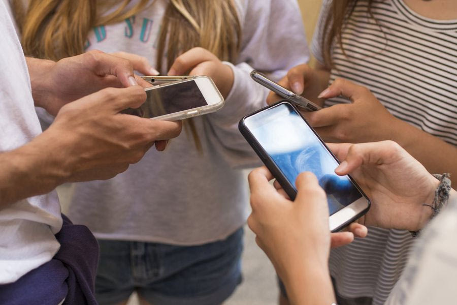 Σχεδόν οι μισοί έφηβοι λένε ότι τα social media βλάπτουν την ψυχική υγεία των νέων