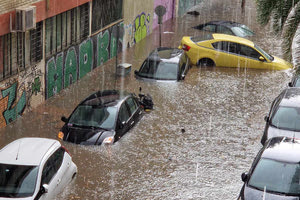 Εικόνες χάους στην Αθήνα – Ταξί παρασύρθηκε από χείμαρρο στους Αμπελόκηπους