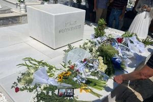 Στο κοιμητήριο Γαλατά το τριετές μνημόσυνο για τον Μίκη Θεοδωράκη