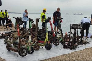 Θεσσαλονίκη: Εθελοντές δύτες καθάρισαν την παραλία του Θερμαϊκού