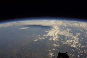 Έστειλε κάμερα στο διάστημα δεμένη σε μπαλόνι και χάρισε μαγικές εικόνες