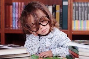 Παιδιά-υπνοβάτες: «Παγώνουν» το αίμα οι συμπεριφορές τους