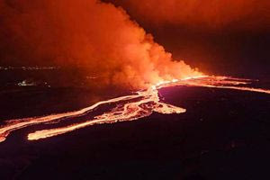 Ινδονησία: Ένα από τα πιο ενεργά ηφαίστεια της χώρας εξερράγη