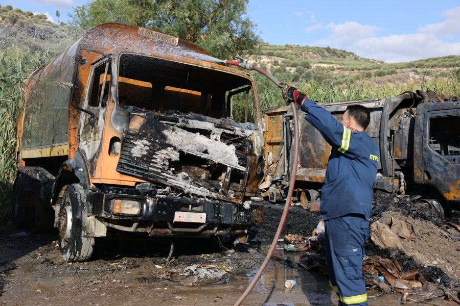 Ολα δείχνουν εμπρησμό: Κάηκαν 8 απορριμματοφόρα του Δήμου, τι εξετάζουν οι Αρχές – φωτογραφίες