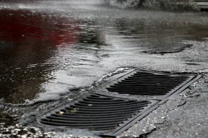 Γυναίκα έπεσε σε φρεάτιο ενώ περπατούσε στο δρόμο – Τραυματίστηκε σοβαρά και μεταφέρθηκε στο νοσοκομείο