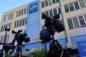 Πως γίνεται να είσαι και με τον αστυφύλακα και με τον χωροφύλακα;