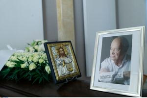 Σε λαϊκό προσκύνημα εκτίθεται από το πρωί η σορός του Μίμη Πλέσσα – το μεσημέρι το τελευταίο ”αντίο”