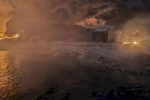 Ηράκλειο: Φωτιά κοντά στον οικισμό “Θησέας” – Κάηκαν καλύβες παραθεριστών