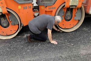 Ο Αλέξης Καλοκαιρινός και το γατάκι κάτω από τον οδοστρωτήρα