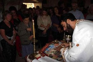 Λειτουργία με την Αγία Τράπεζα μπροστά στους πιστούς στην Μονή Παντελεήμονος στο Φόδελε