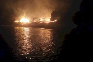 Εμπρησμός η φωτιά στις καλύβες κοντά στον οικισμό “Θησέας” – Από θάλασσα ή δύσβατο μονοπάτι το δρομολόγιο των δραστών