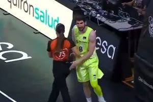 Ισπανία: Παίκτης της Μπαρτσελόνα πήρε τεχνική ποινή γιατί χτύπησε τη διαιτητή στα οπίσθιά της (vid)