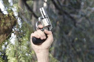 Ηράκλειο: Ο πρόγαμος στο σπίτι, οι άσκοποι πυροβολισμοί και οι συλλήψεις